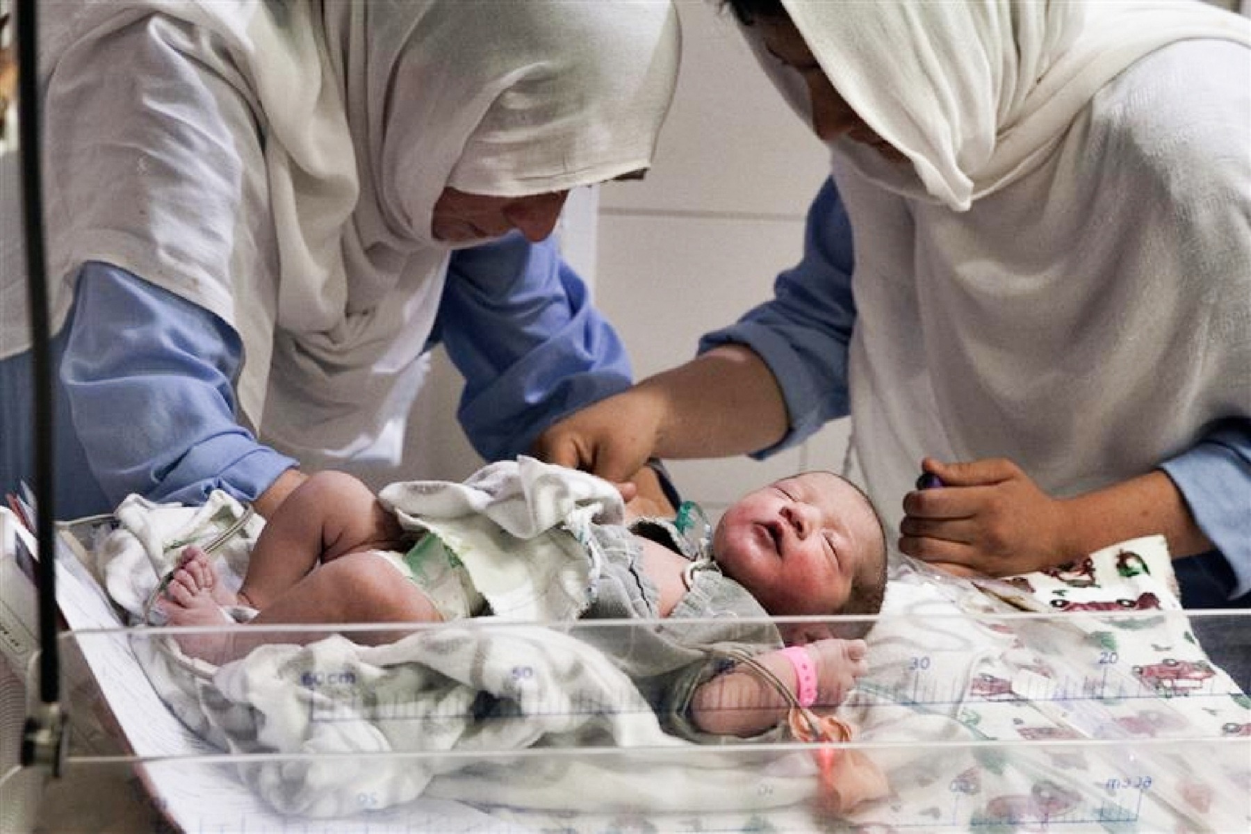 Insieme per garantire cure materno-infantili in contesti di guerra. - Working together to guarantee maternal and infant care in conflict settings.